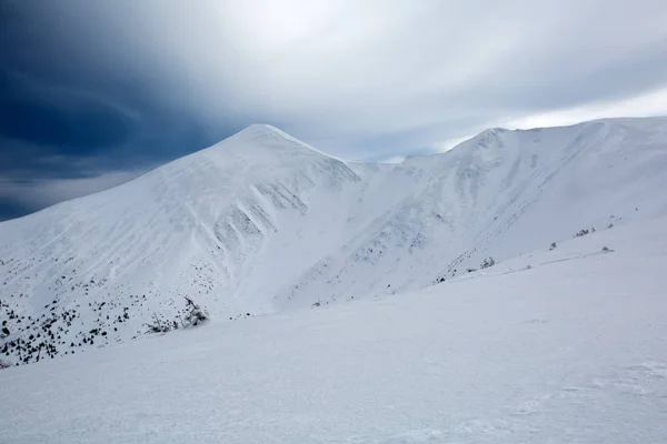 Montagnes d'hiver par temps nuageux — Photo