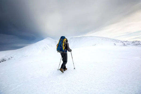 在雷雨之前的冬天山中徒步旅行的人 — 图库照片