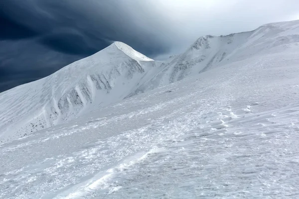 Montañas de invierno en día nublado — Foto de Stock
