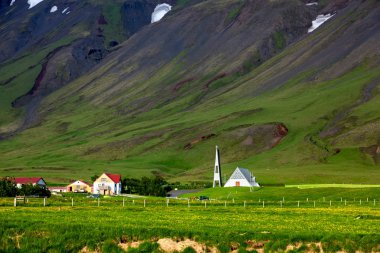 İzlanda'daki dağ manzaraya görüntülemek