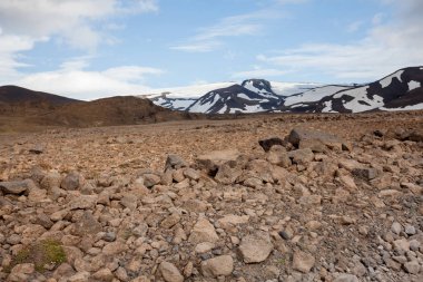İzlanda'daki dağ manzaraya görüntülemek
