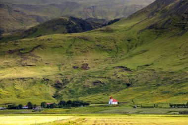 İzlanda'daki dağ manzaraya görüntülemek