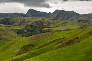 İzlanda'daki dağ manzaraya görüntülemek