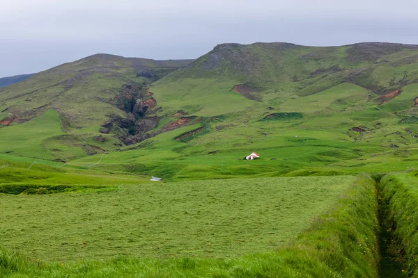 Vista al paisaje de montaña en Islandia — Foto de Stock