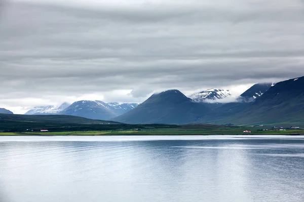Θέα στο ορεινό τοπίο στην Ισλανδία — Φωτογραφία Αρχείου