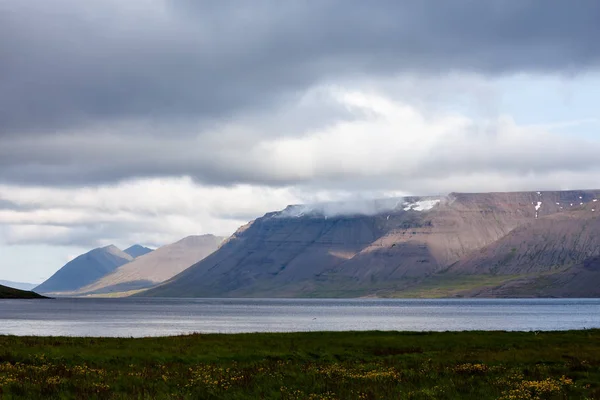 Blick auf Berglandschaft in Island — Stockfoto