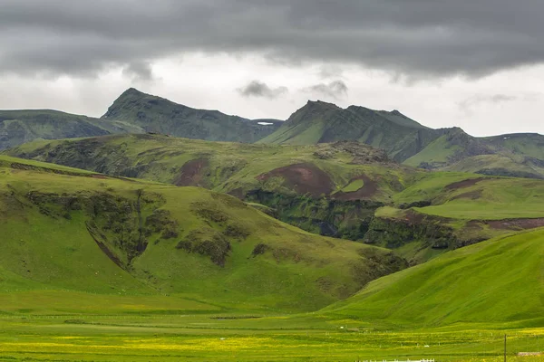 İzlanda'daki dağ manzaraya görüntülemek — Stok fotoğraf