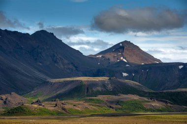 İzlanda'daki dağ manzaraya görüntülemek