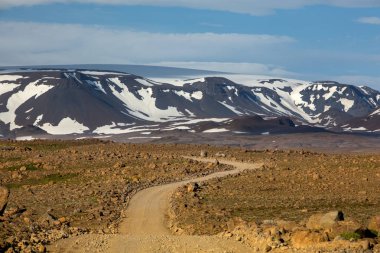 İzlanda'daki dağ manzaraya görüntülemek