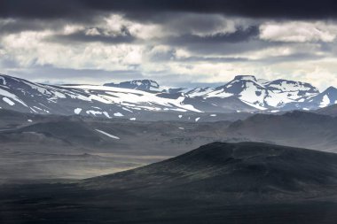 İzlanda'daki dağ manzaraya görüntülemek