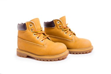 Sarı çizmeler beyaz arkaplanda izole edildi