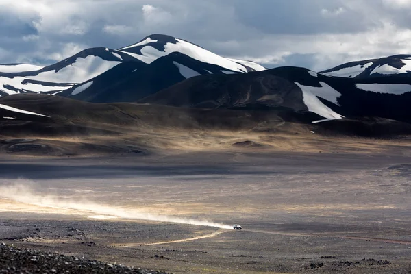 Car crossing desert of Iceland — Stock Photo, Image