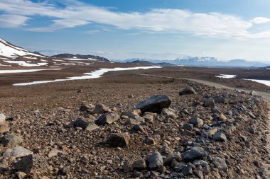 İzlanda'daki dağ manzaraya görüntülemek