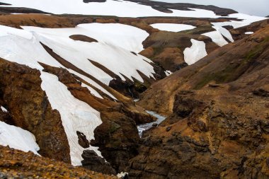 İzlanda'daki dağ manzaraya görüntülemek