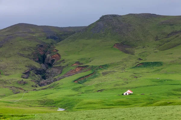 Vista para a paisagem montanhosa na Islândia — Fotografia de Stock