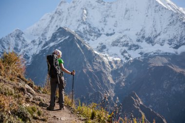 Manaslu devre üzerinde Trekker trek Nepal'de