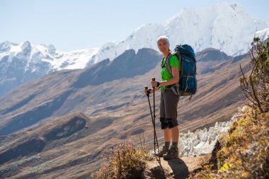 Manaslu devre üzerinde Trekker trek Nepal'de