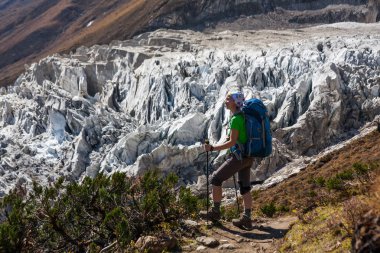 Manaslu devre buzulda Manaslu önünde Trekker trek N
