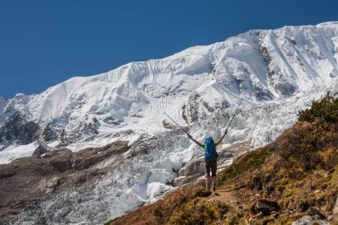 Manaslu devre buzulda Manaslu önünde Trekker trek N