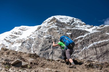 Manaslu devre üzerinde Trekker trek Nepal'de
