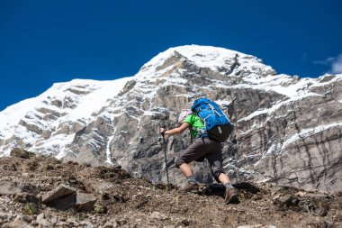 Manaslu devre üzerinde Trekker trek Nepal'de
