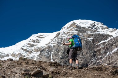 Manaslu devre üzerinde Trekker trek Nepal'de
