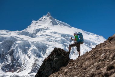 Manaslu devre buzulda Manaslu önünde Trekker trek N