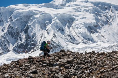 Manaslu devre buzulda Manaslu önünde Trekker trek N