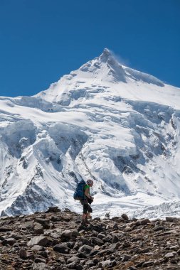 Manaslu devre buzulda Manaslu önünde Trekker trek N