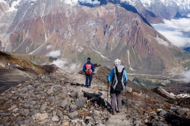 Manaslu c bulut vadiye yolda Trekker kaplı