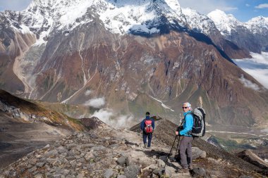 Manaslu c bulut vadiye yolda Trekker kaplı