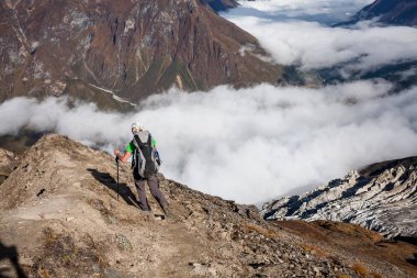Manaslu c bulut vadiye yolda Trekker kaplı