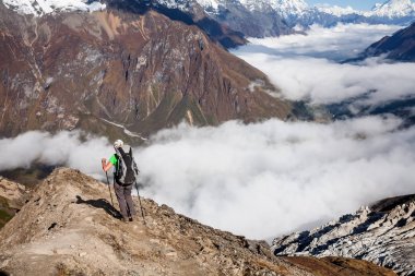 Manaslu c bulut vadiye yolda Trekker kaplı