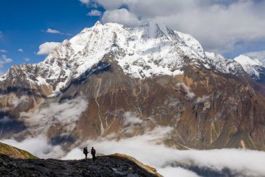 Manaslu c bulut vadiye yolda Trekker kaplı