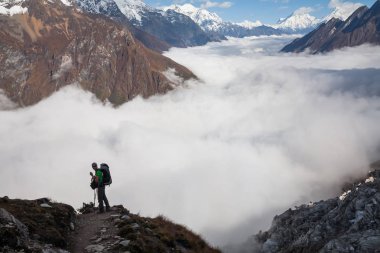 Manaslu c bulut vadiye yolda Trekker kaplı