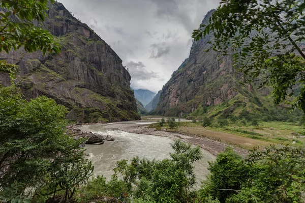 Valle verde en el circuito de Manaslu en las montañas del Himalaya, Nepal — Foto de Stock