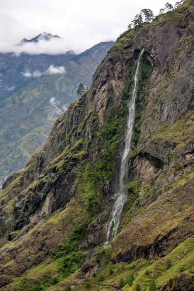 Green valley on Manaslu circuit in Himalaya mountains, Nepal — Stock Photo, Image