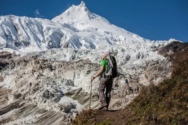 Trekker frente al glaciar Manaslu en el circuito de senderismo Manaslu en N — Foto de Stock