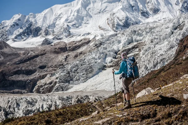 Manaslu devre buzulda Manaslu önünde Trekker trek N