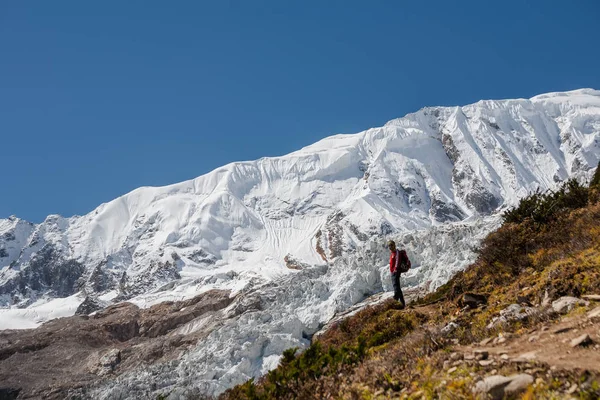 Trekker před Manaslu ledovec na okruhu, Manaslu trek v N — Stock fotografie