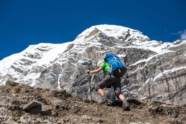 Trekker on Manaslu circuit trek in Nepal — Stock Photo, Image