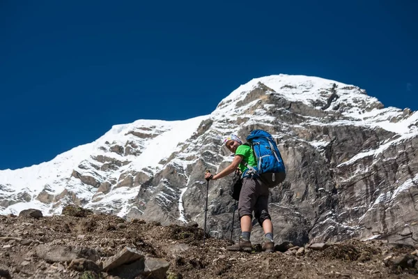 Trekker en el circuito de Manaslu trek en Nepal — Foto de Stock