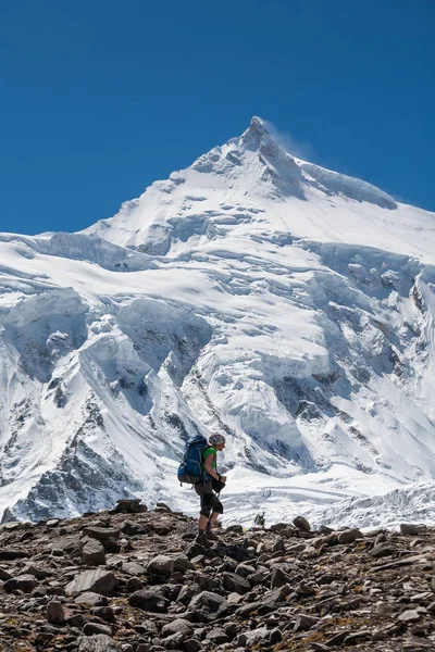 Trekker przed Manaslu lodowiec na Manaslu obwodu trek, N — Zdjęcie stockowe
