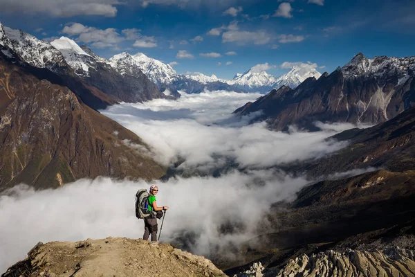 Trekker în drum spre vale acoperită cu nor pe Manaslu c — Fotografie, imagine de stoc