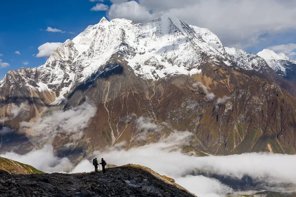 Trekker en el camino al valle cubierto de nubes en Manaslu c — Foto de Stock