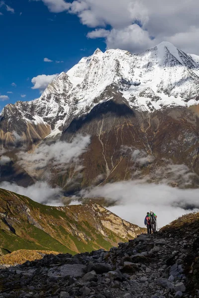 Manaslu c bulut vadiye yolda Trekker kaplı — Stok fotoğraf