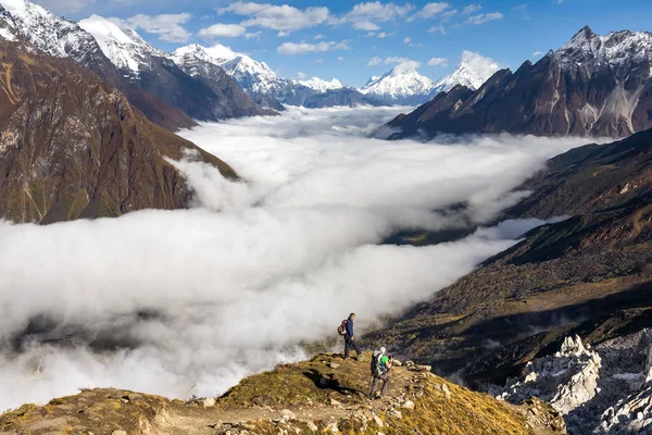 Trekker en el camino al valle cubierto de nubes en Manaslu c — Foto de Stock