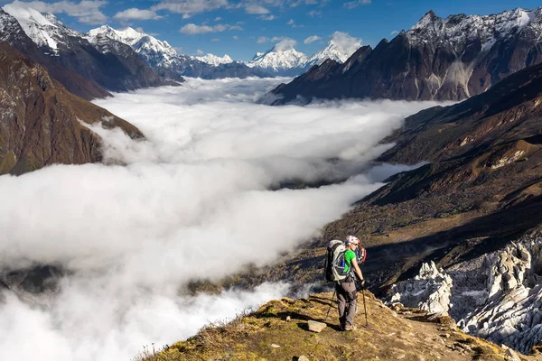 Manaslu c bulut vadiye yolda Trekker kaplı — Stok fotoğraf