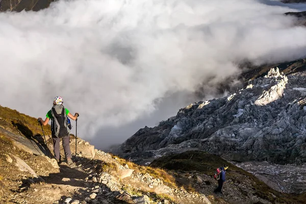 Trekker en el circuito de Manaslu trek en Nepal — Foto de Stock