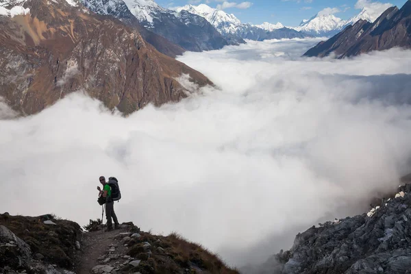 계곡에가 길에 trekker 마나슬루 c에 구름으로 덮여 — 스톡 사진